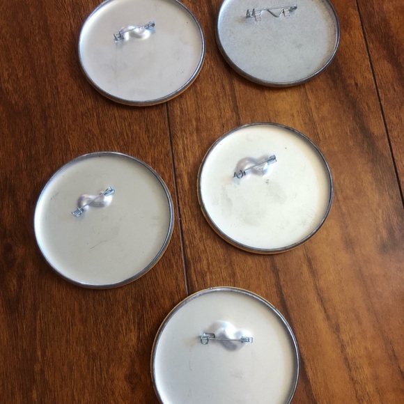 5 Disneyland pins - Picture 4 of 4